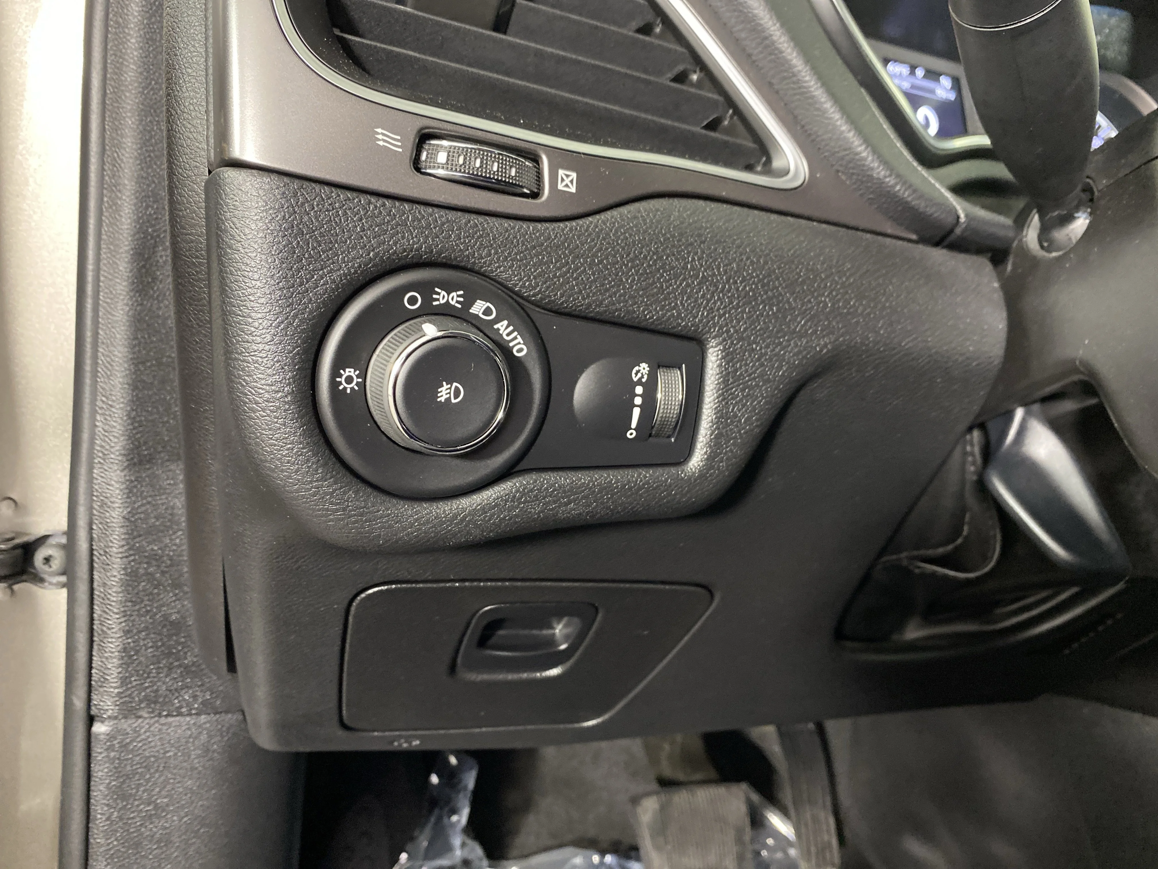 Used 2019 Light Brownstone Pearlcoat Jeep Latitude image 24