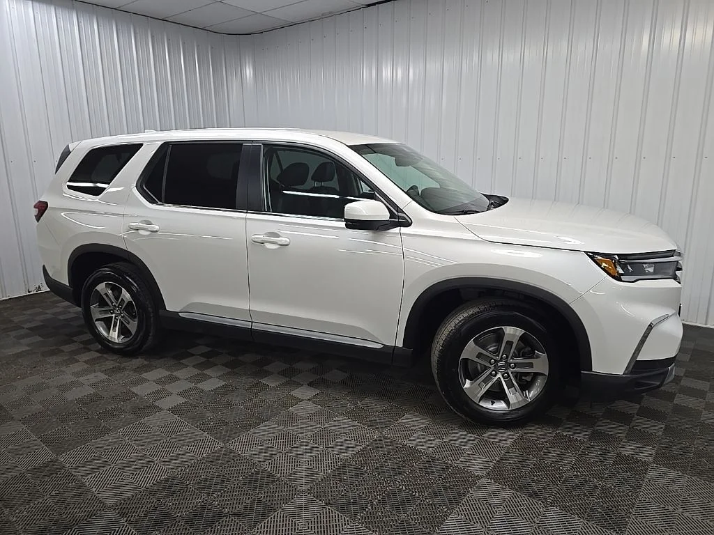 Used 2023  Honda EX-L image 1