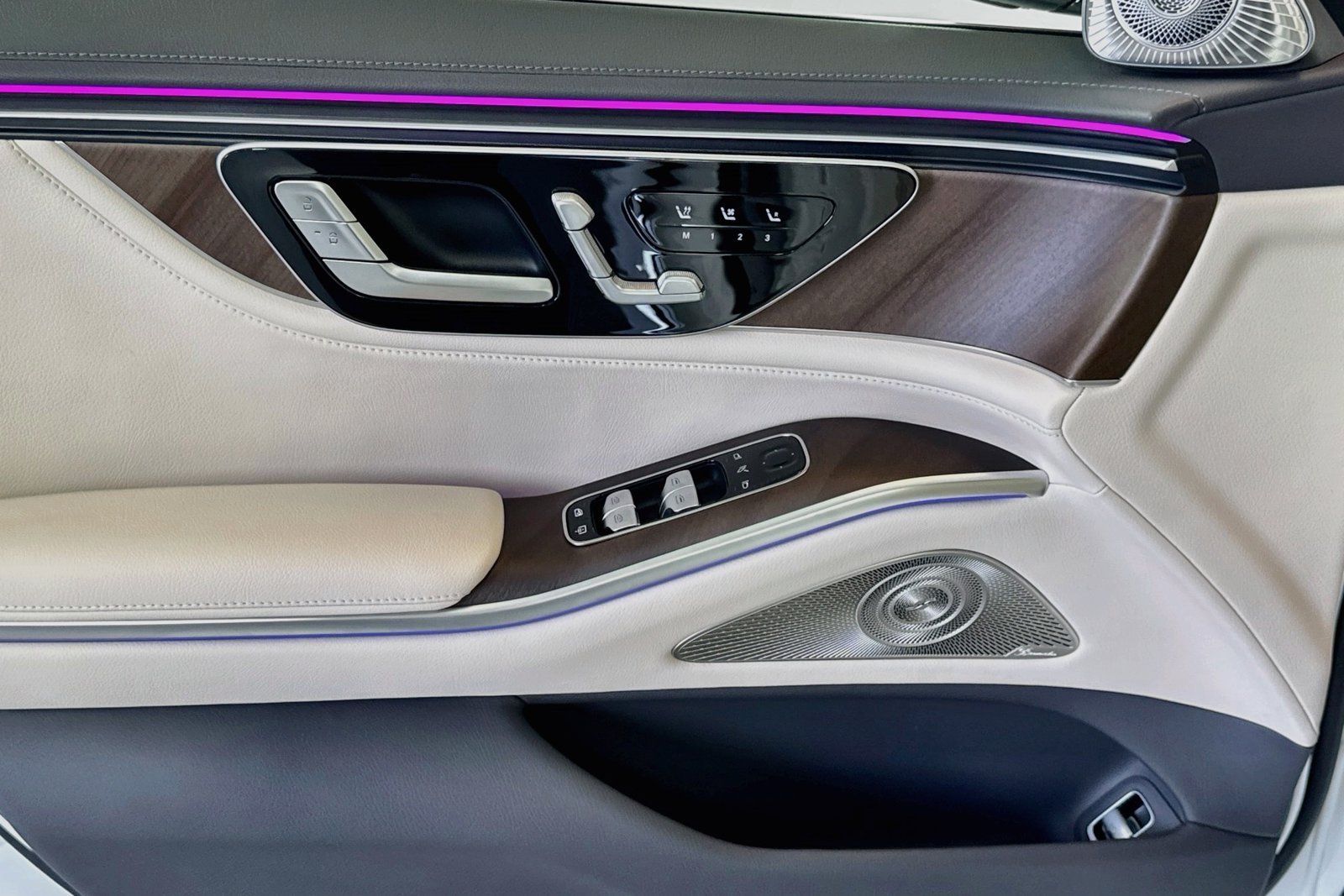 New 2027 MANUFAKTUR Moonlight White Metallic Mercedes-Benz S 500 image 16