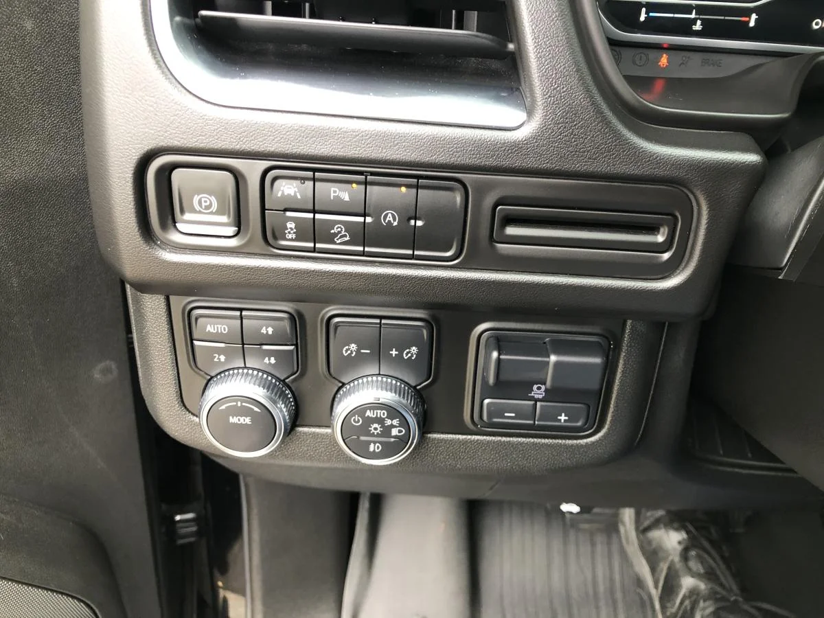 Used 2023 Black GMC 4wd 4dr At4 image 15