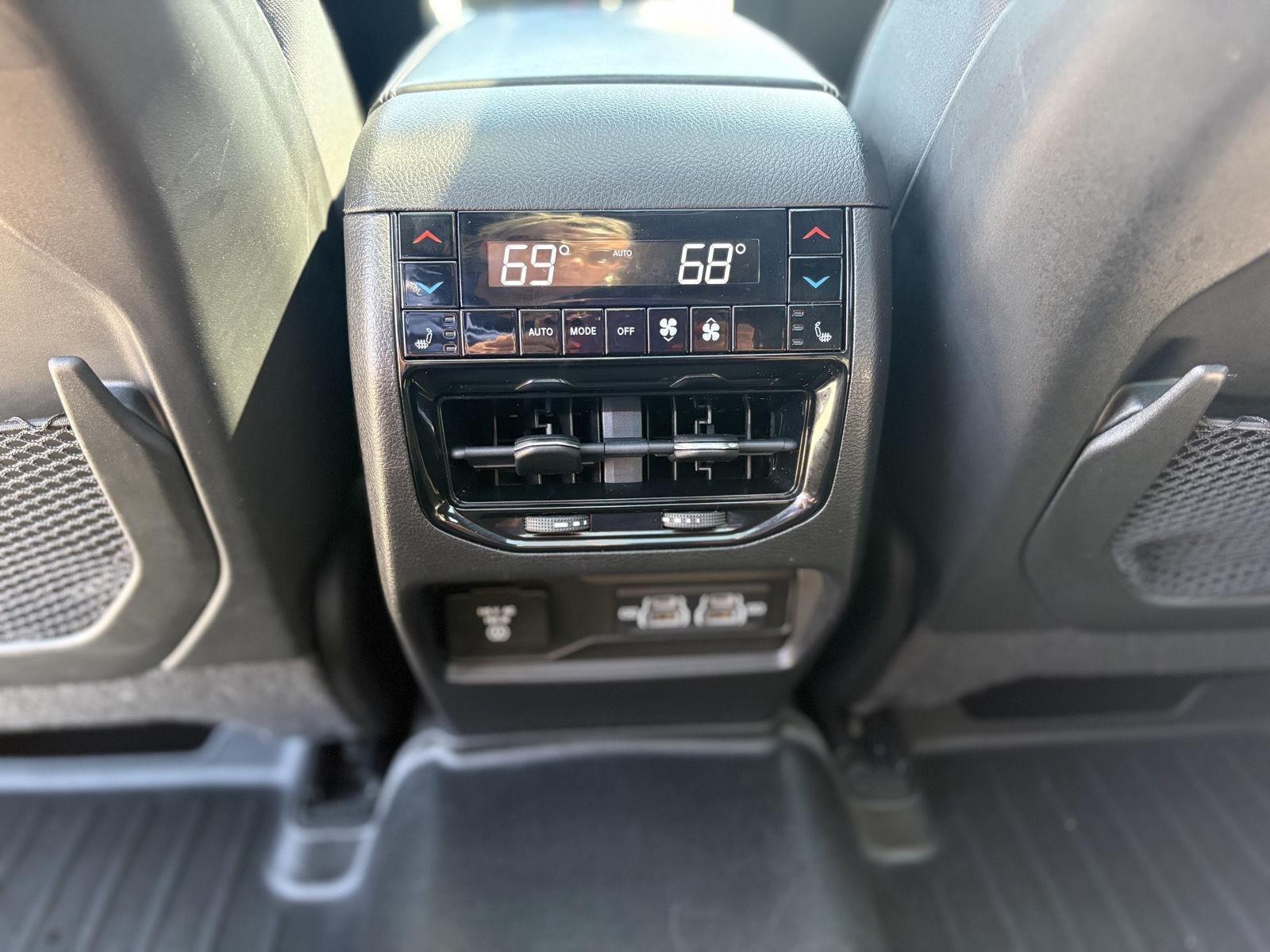 Used 2022 Diamond Black Crystal Pearlcoat Jeep Overland image 30
