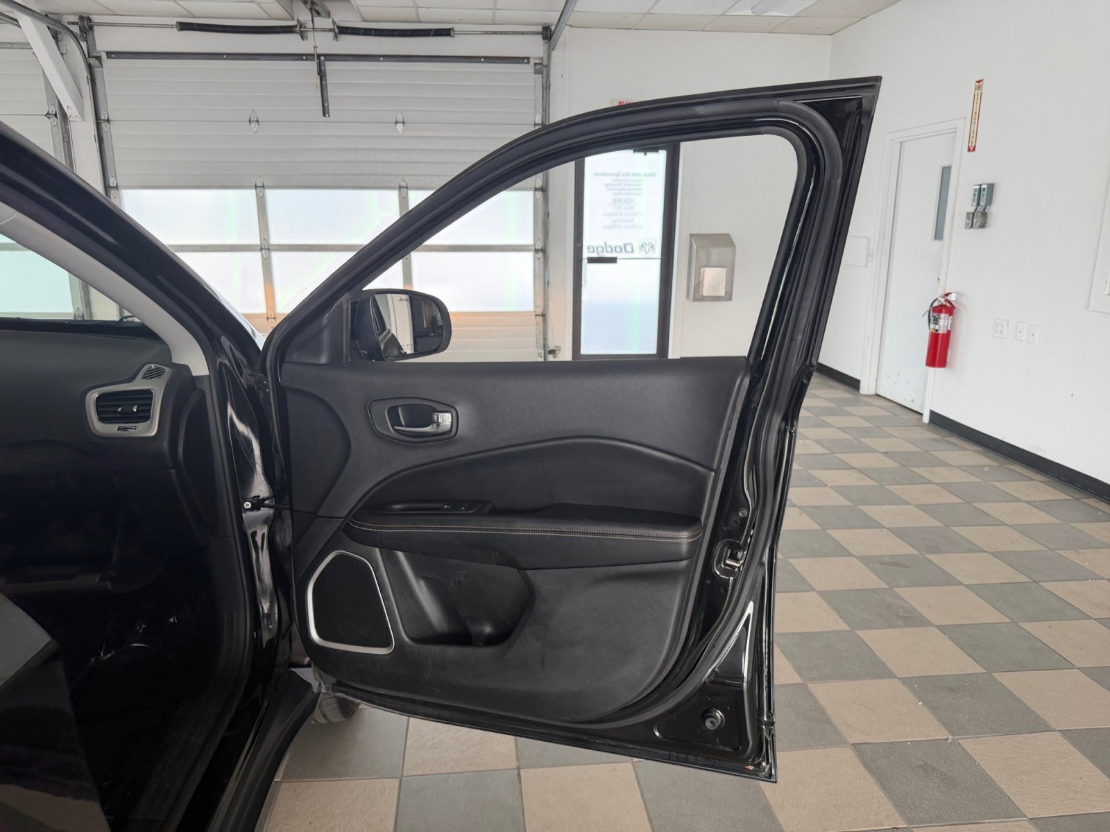Used 2019 Diamond Black Crystal Pearlcoat Jeep Latitude image 30