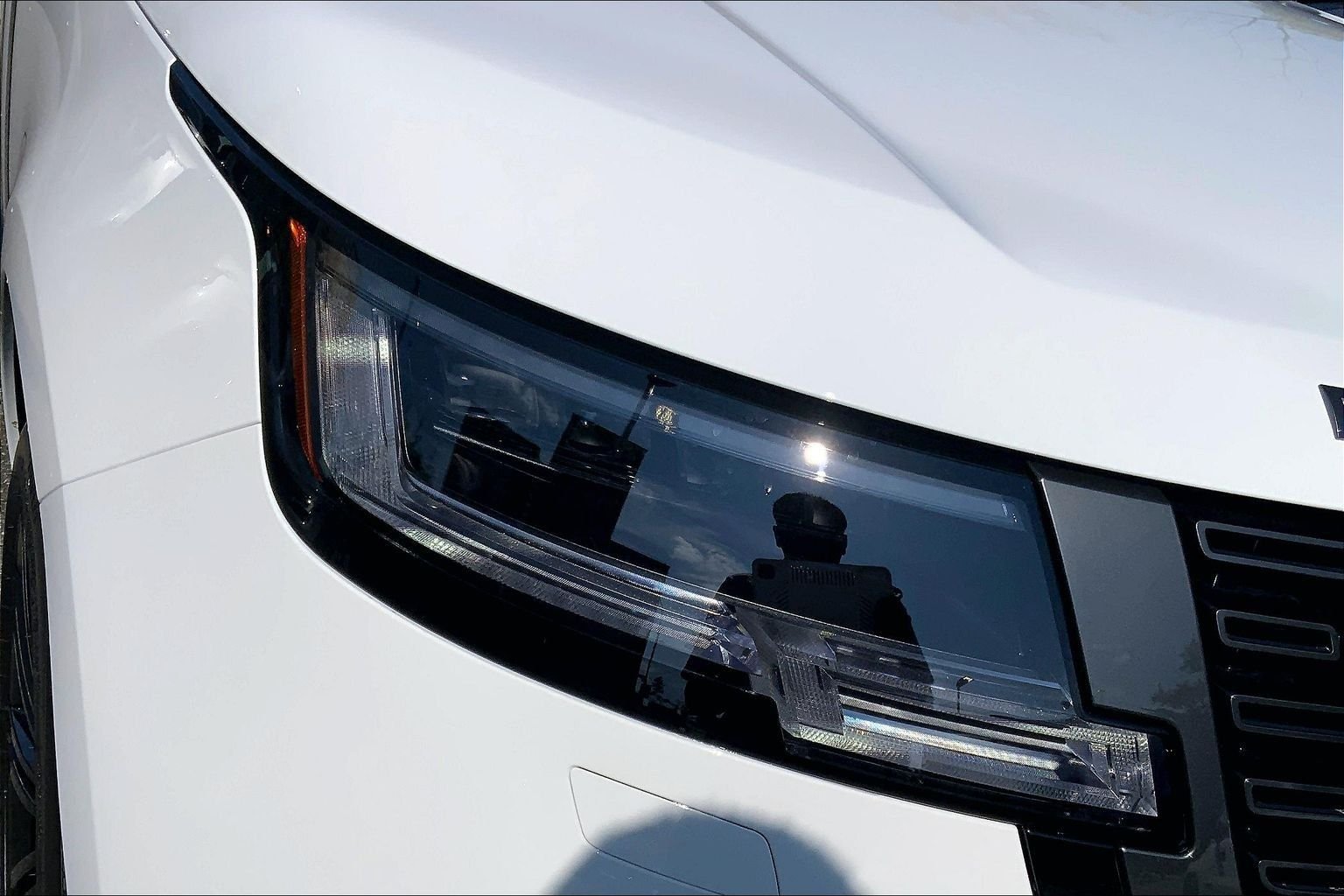 New 2026 Fuji White Land Rover SE image 13