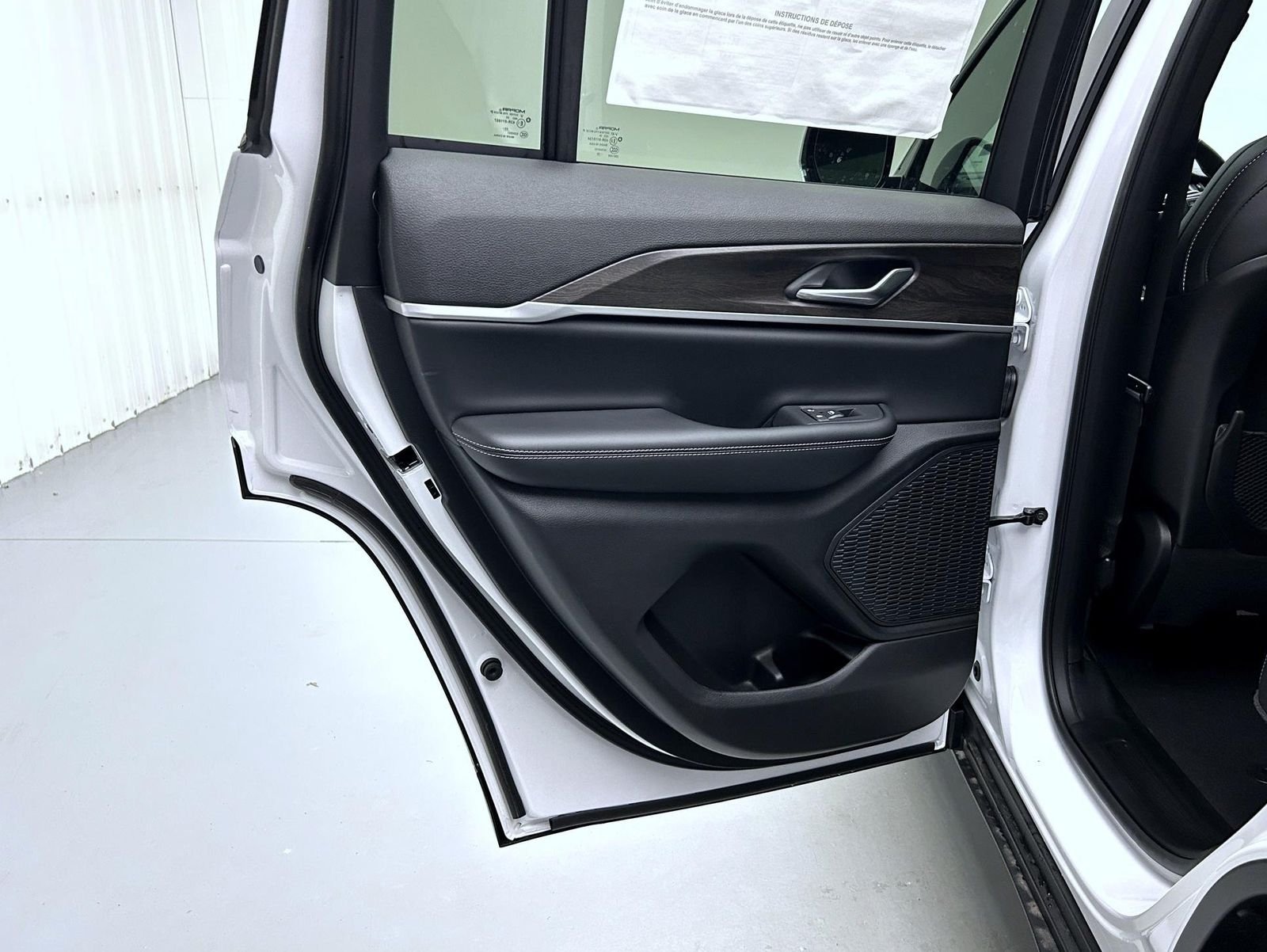 New 2026 Bright White Clear-Coat Exterior Paint Jeep Altitude image 20