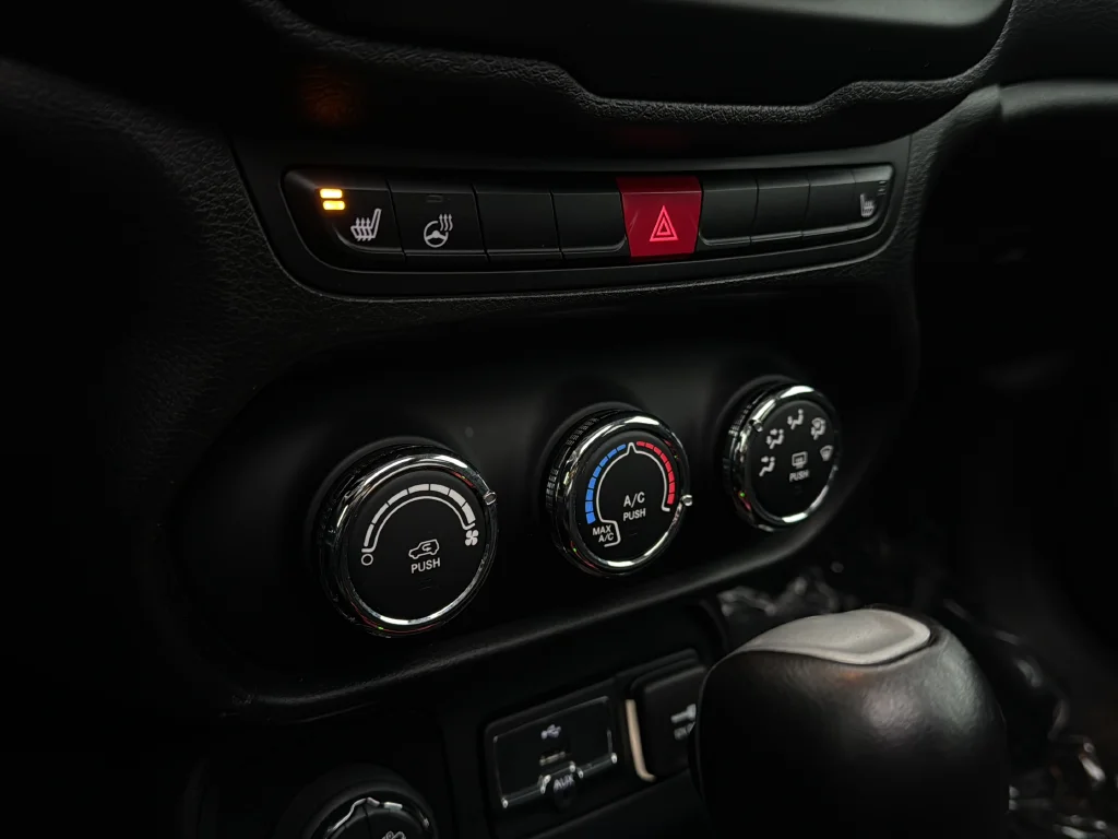 Used 2016 Alpine White Jeep Trailhawk image 18