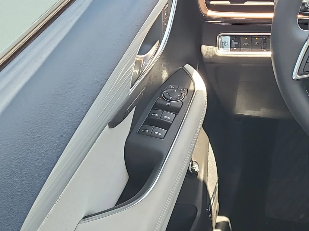 New 2026 Iridescent White Tricoat Buick Avenir image 21