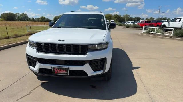 New 2027 Bright White Clear-Coat Paint Jeep Laredo Altitude image 4