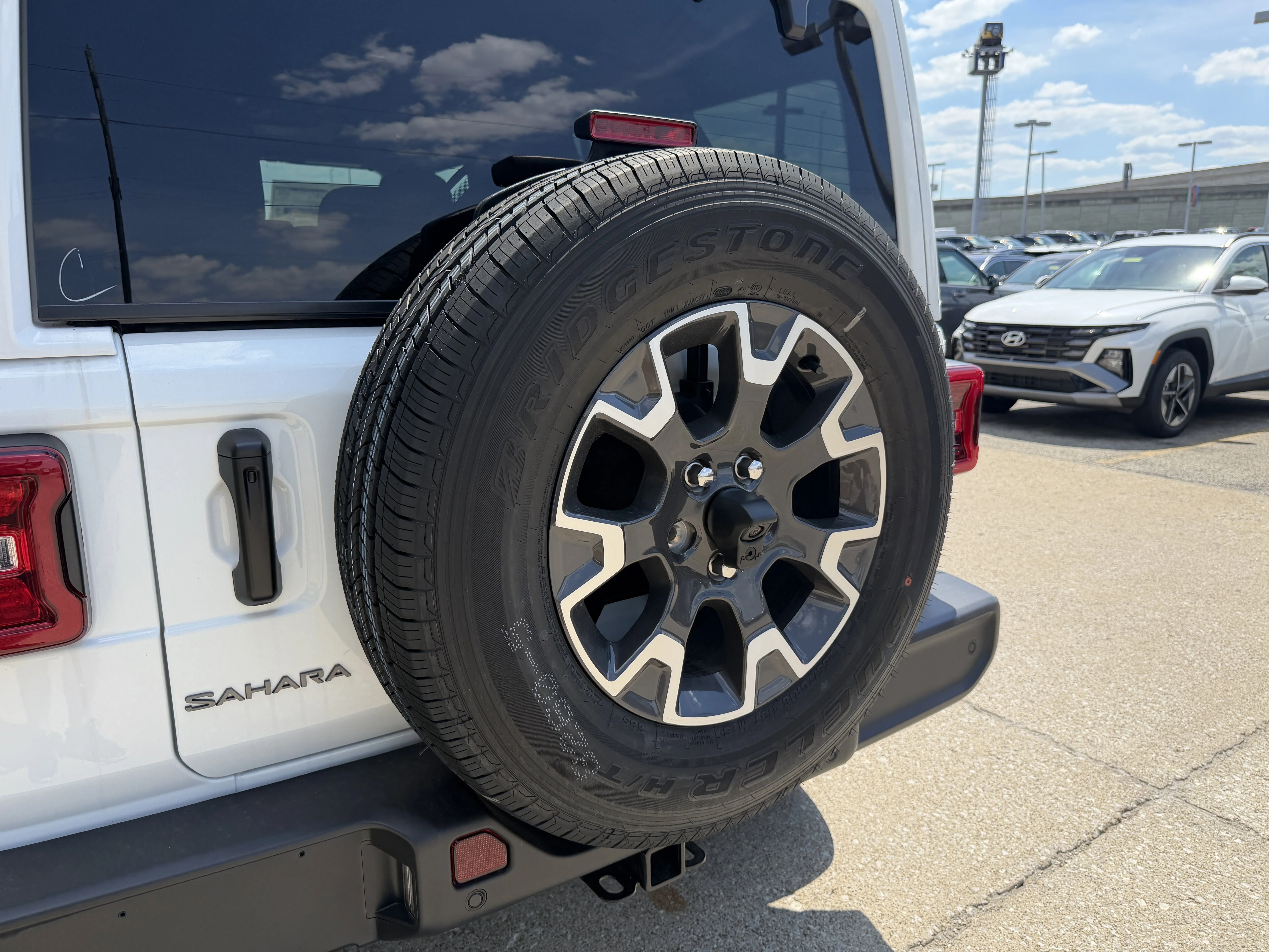 New 2026 Bright White Clear-Coat Exterior Paint Jeep Sahara image 8