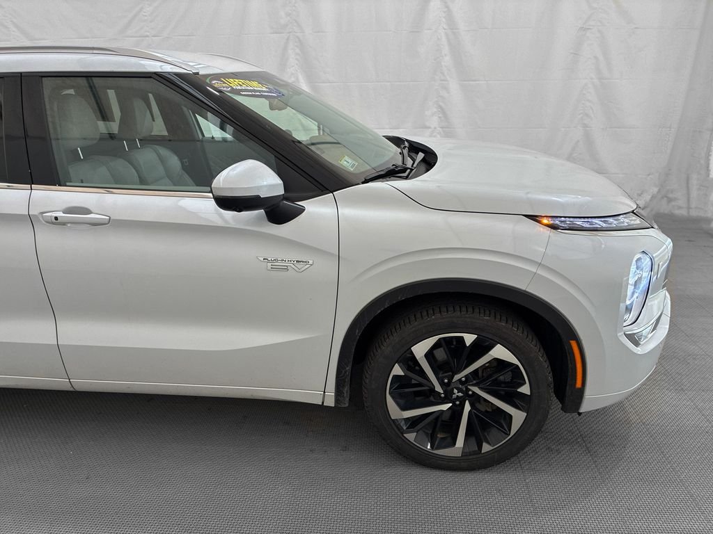 Used 2024 White Mitsubishi SEL image 9