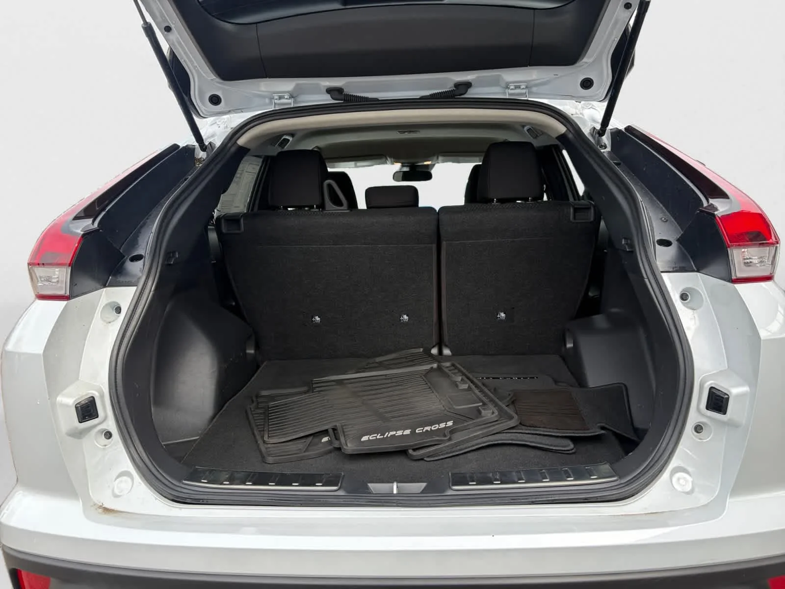 Used 2025 White Diamond Mitsubishi ES image 21