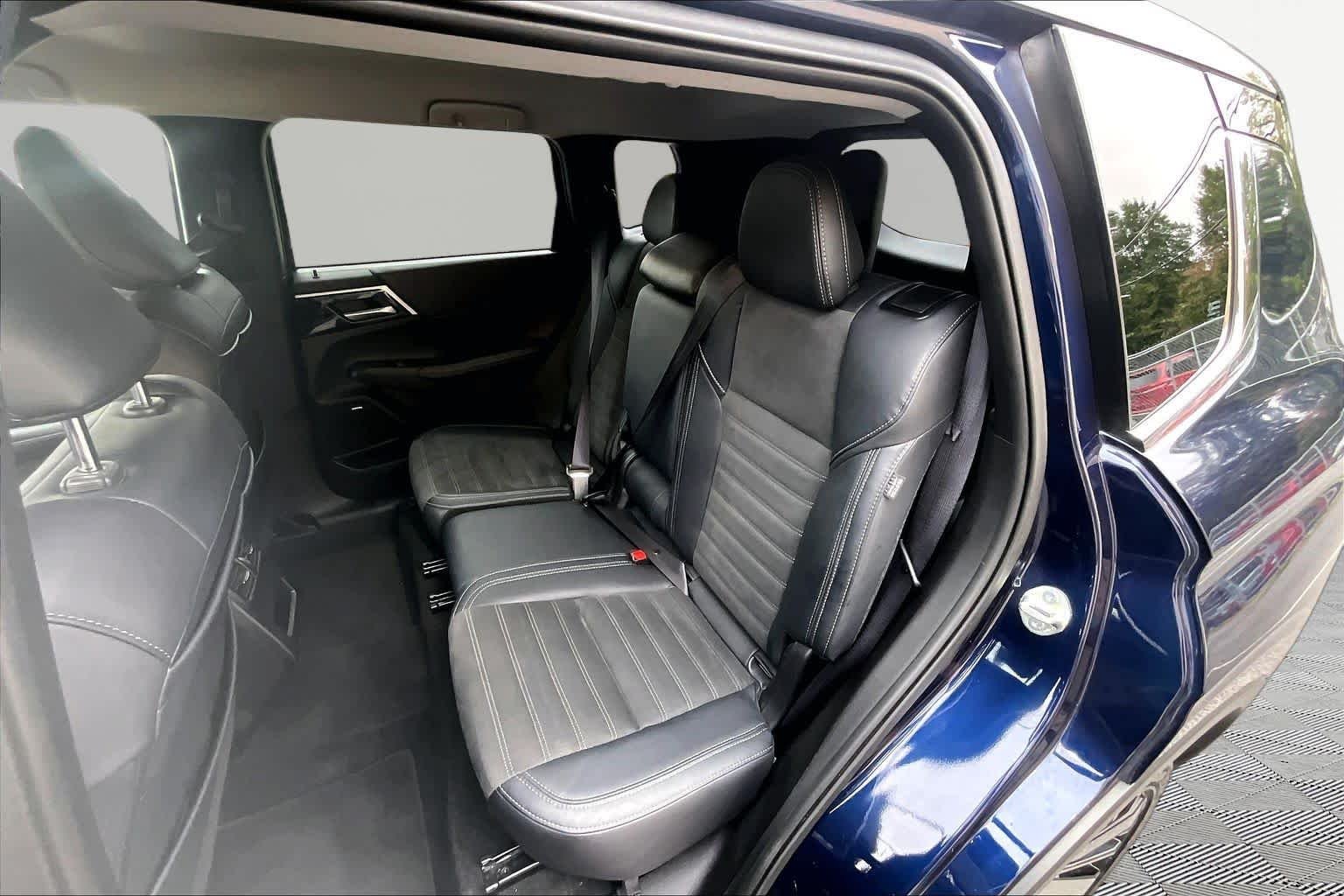 Used 2025 Cosmic Blue Metallic Mitsubishi SE image 21