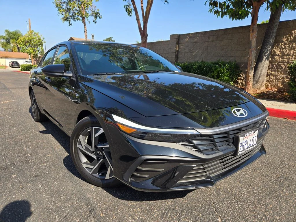 Used 2025 Black Hyundai SEL Sport image 1