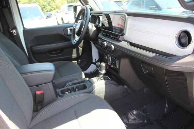 Used 2025 White Jeep Sahara image 34