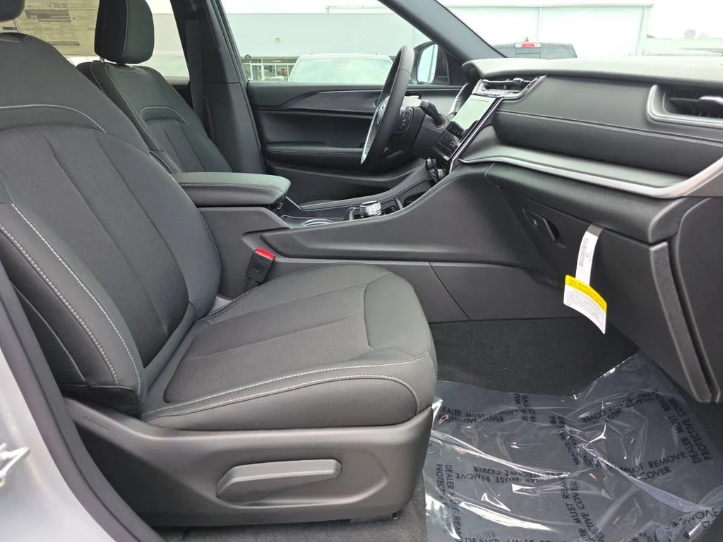 New 2026 Silver Zynith Exterior Paint Jeep Laredo image 15