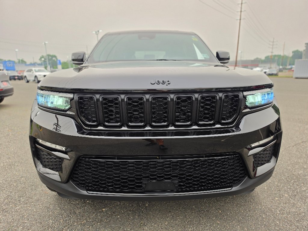 Used 2024 Diamond Black Crystal Pearl Coat Jeep Limited image 25