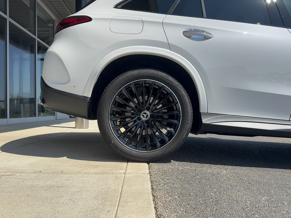 New 2026 MANUFAKTUR Moonlight White Metallic Mercedes-Benz GLC 300 4MATIC® image 9