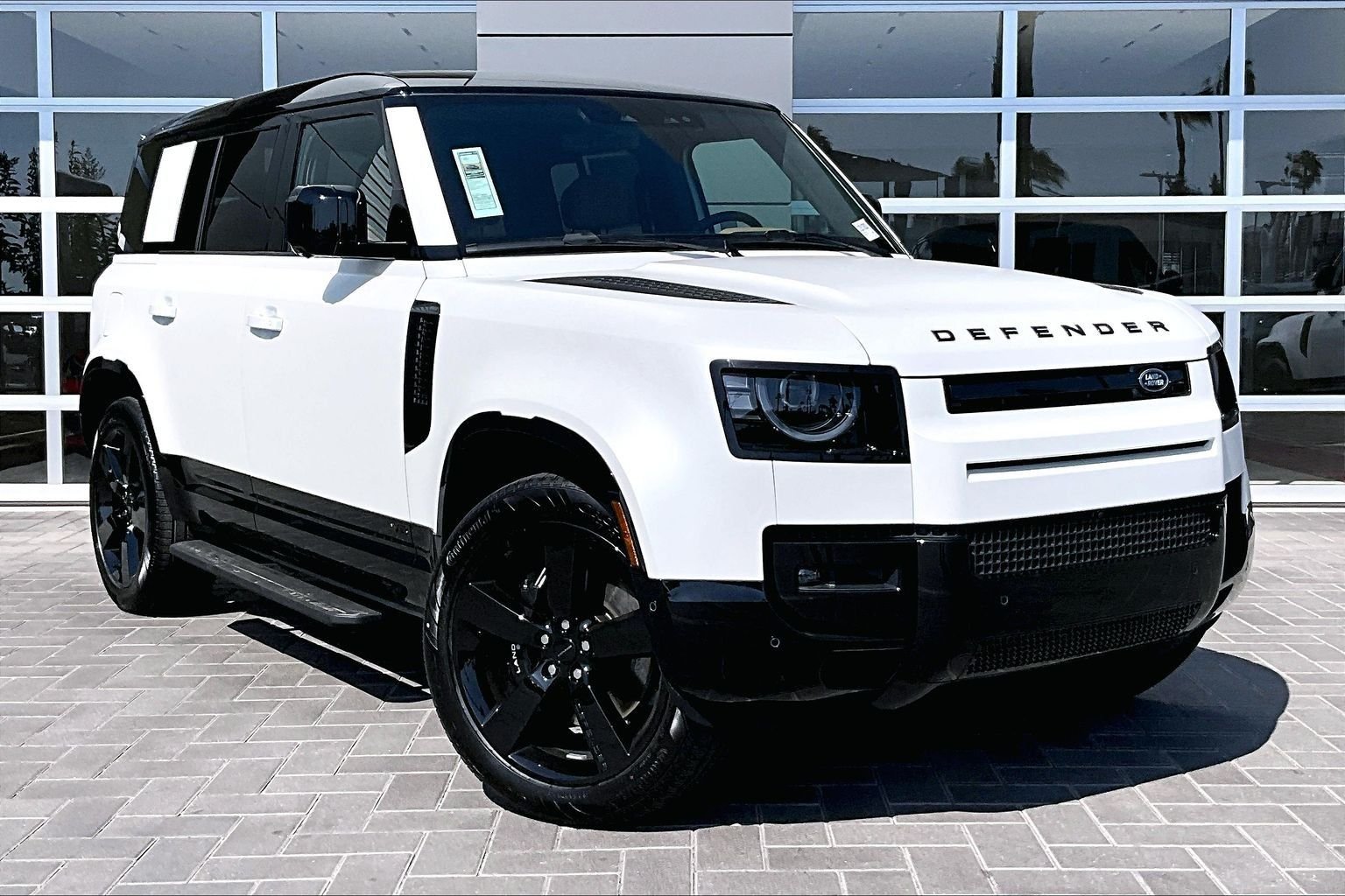 2026 Land Rover Defender V8 - Photo 2