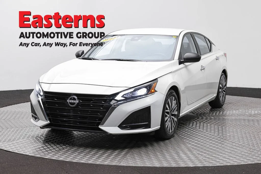 Used 2025 White Nissan 2.5 SV image 1