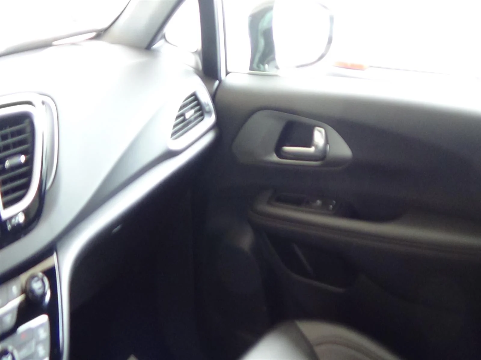 Used 2025 Bright White Clear Coat (pw7) Chrysler Select image 32