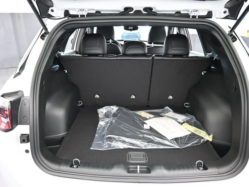 New 2026 Bright White Clear-Coat Exterior Paint Jeep Latitude image 33