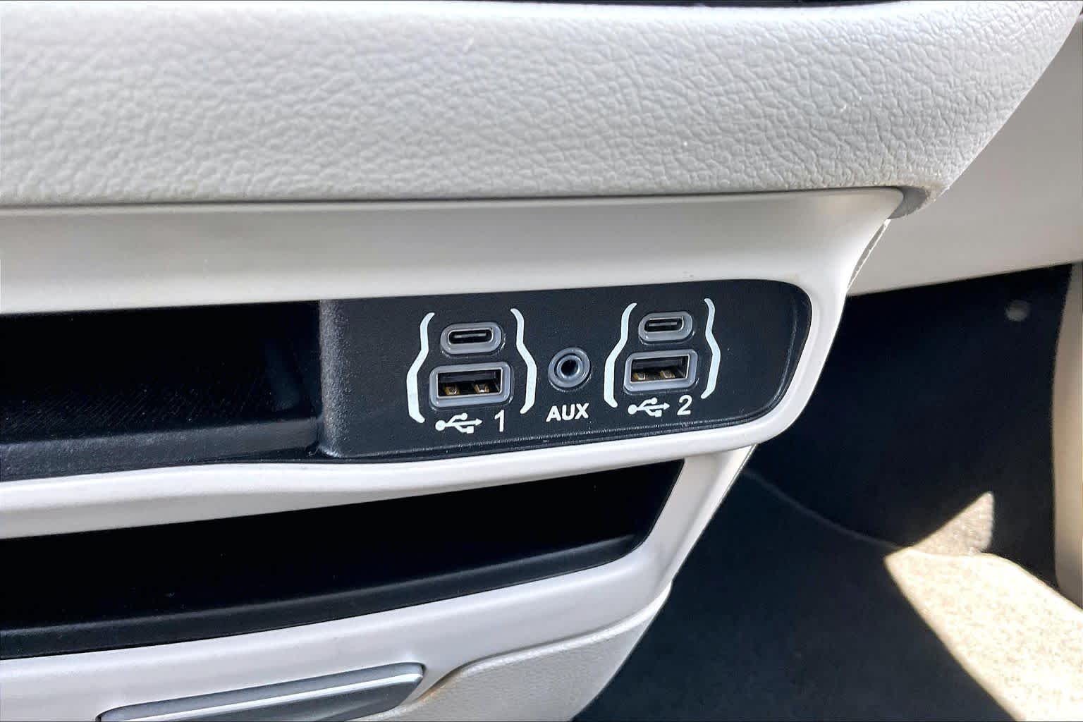 Used 2024 Silver Mist Clearcoat Chrysler LX image 31