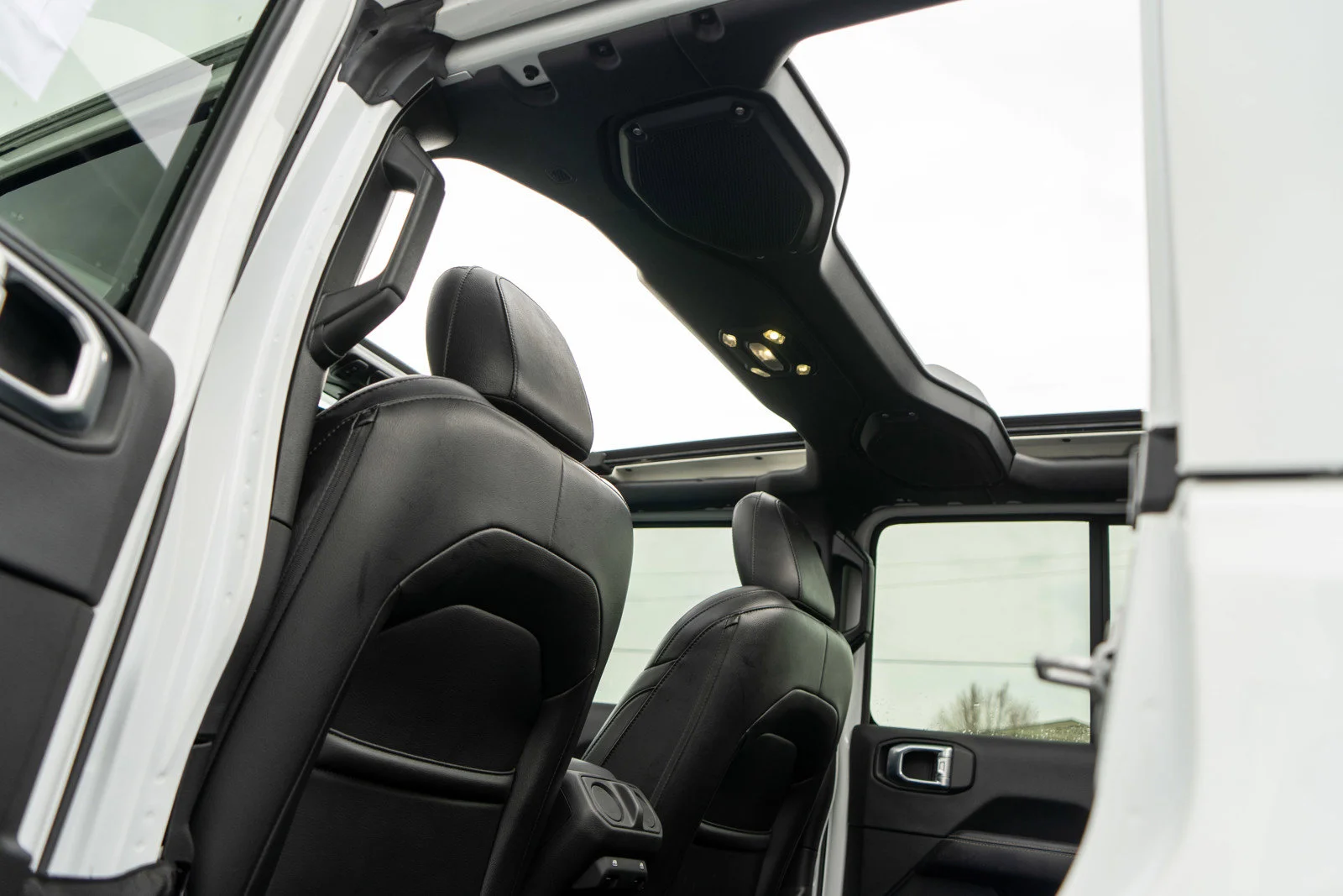Used 2022 Bright White Clearcoat Jeep Unlimited Sahara image 24