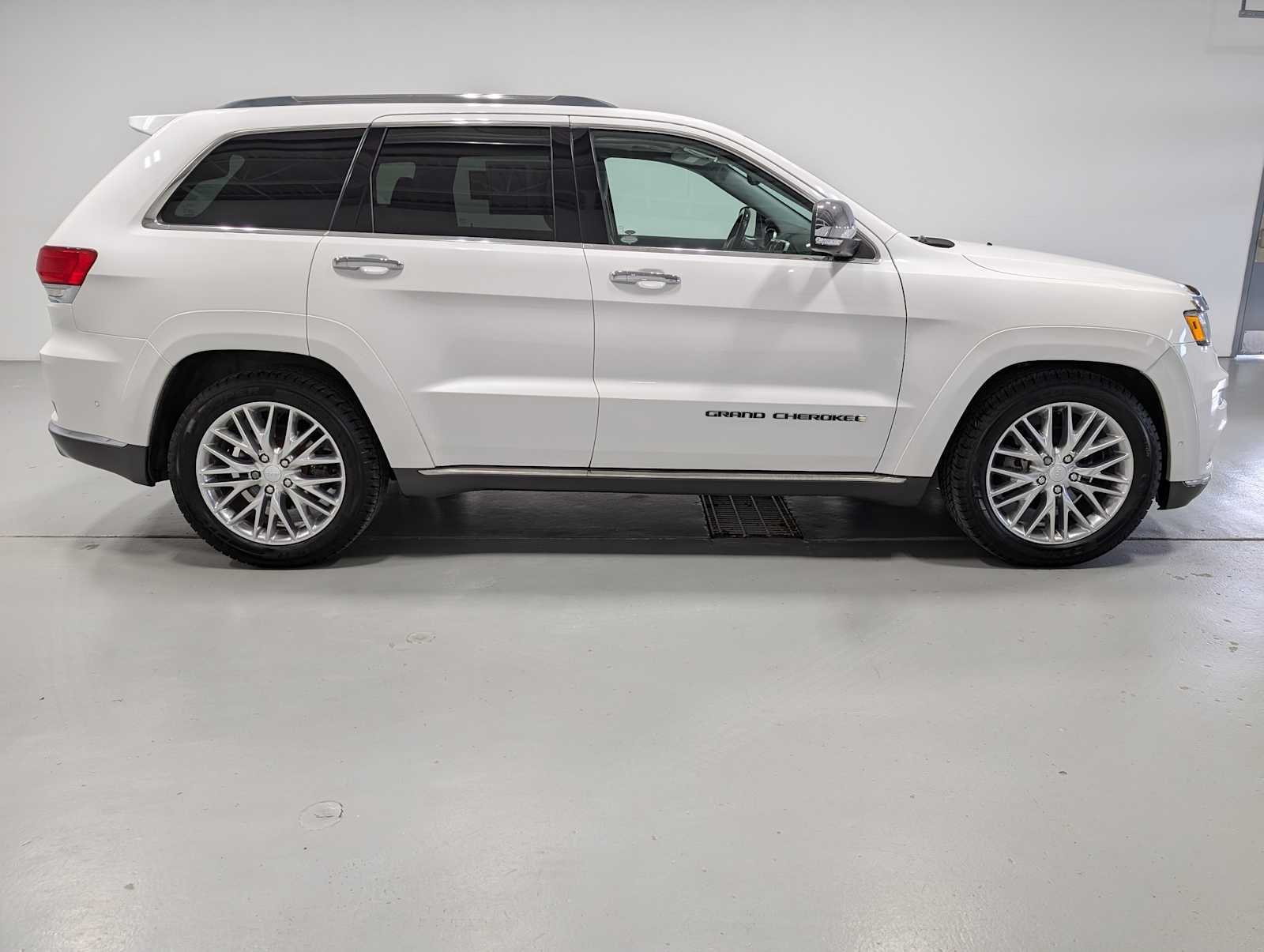 Used 2018 Ivory Tri-Coat Pearl Jeep Summit image 7
