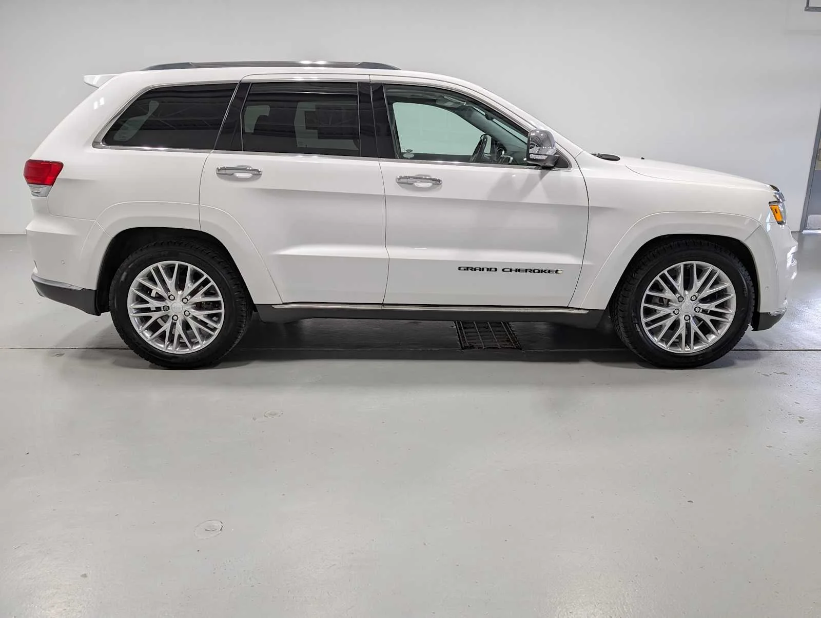 Used 2018 Ivory Tri-Coat Pearl Jeep Summit image 7