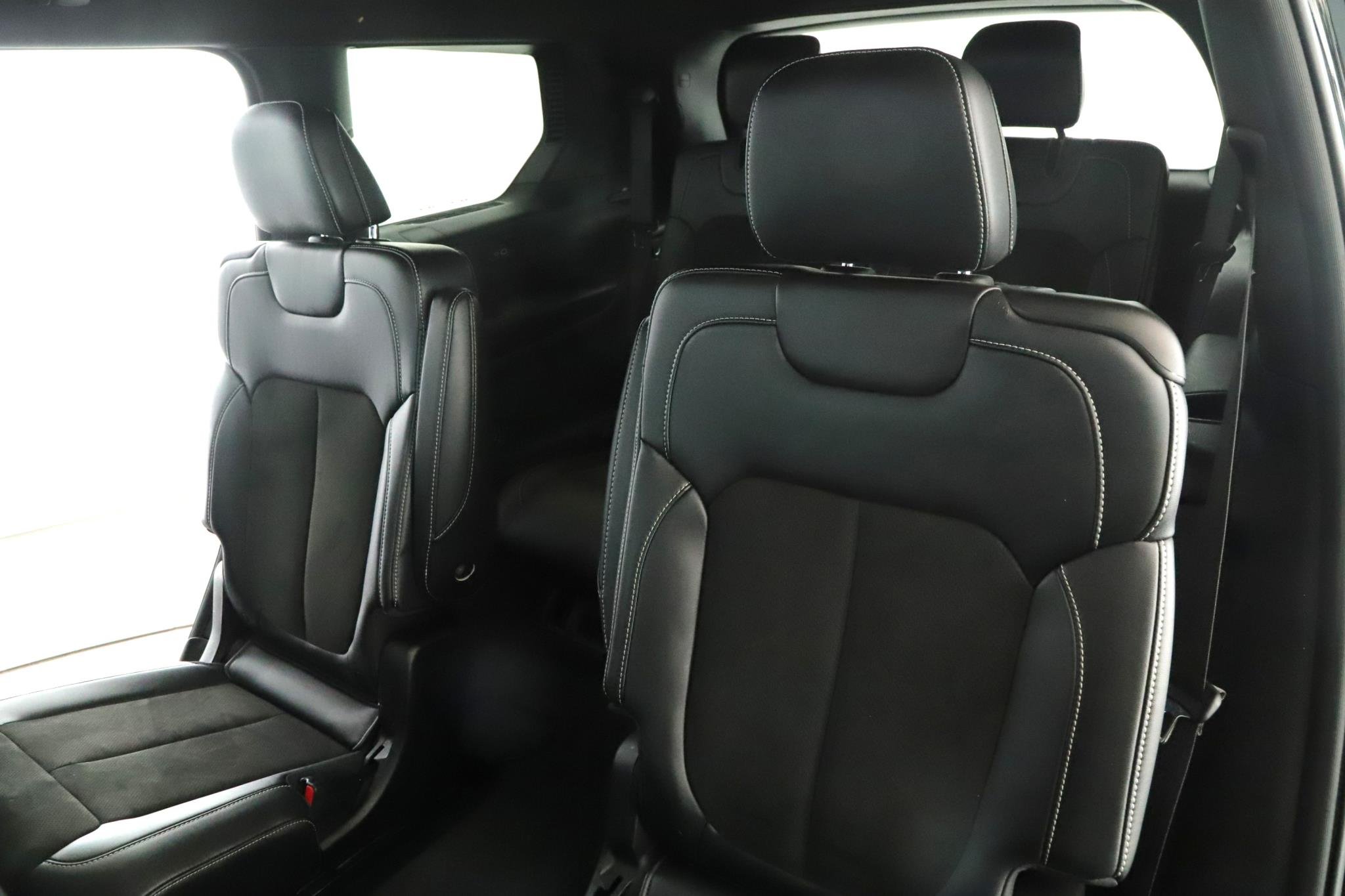 Used 2023 Diamond Black Crystal Pearlcoat Jeep Altitude 4x4 image 6