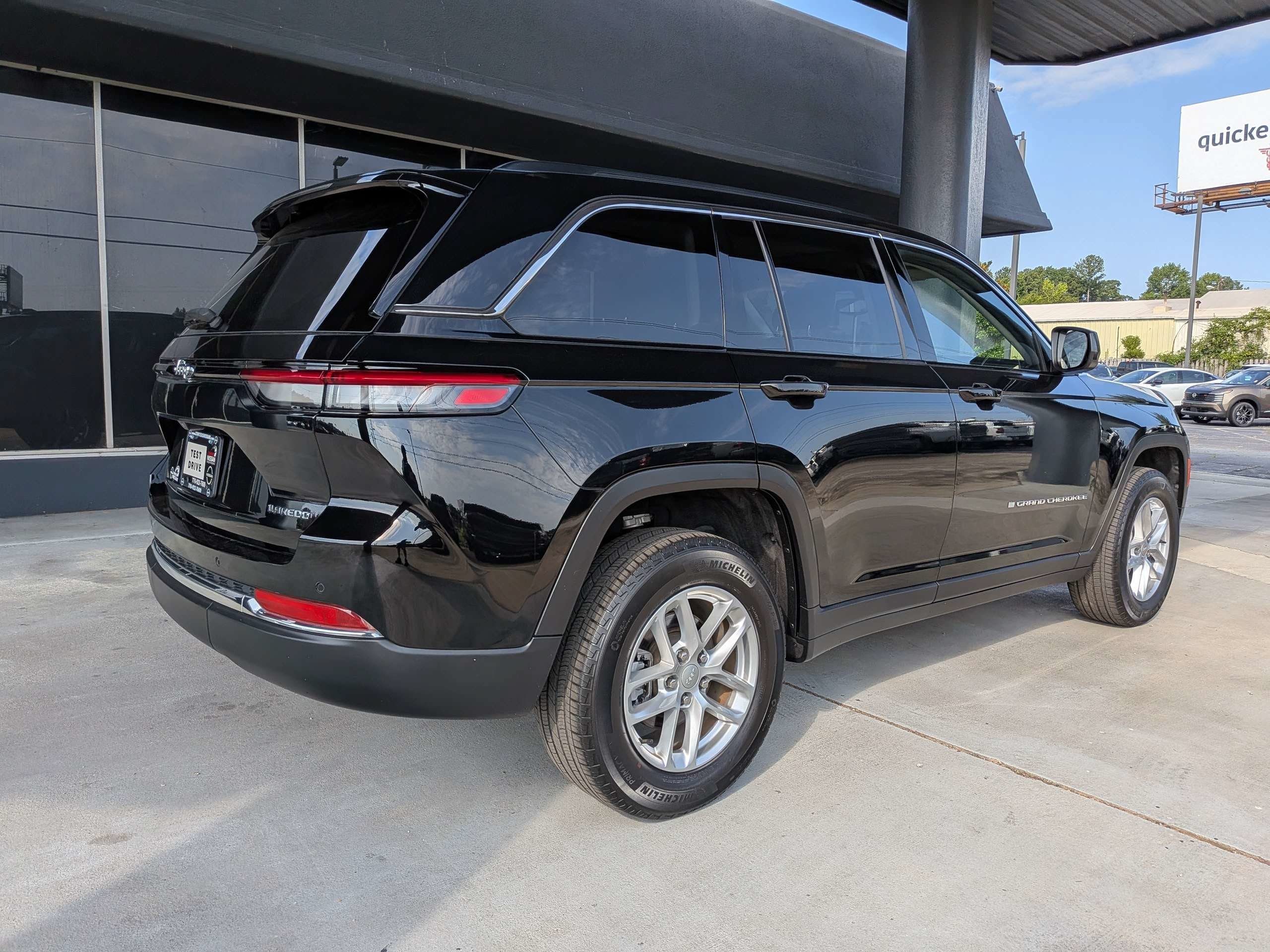 Used 2023 Black Jeep Laredo image 3