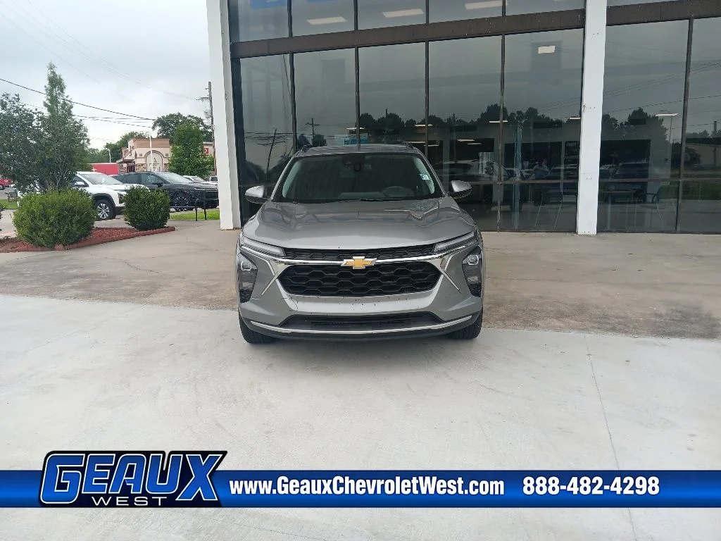 Used 2025 Gray Chevrolet LT image 3