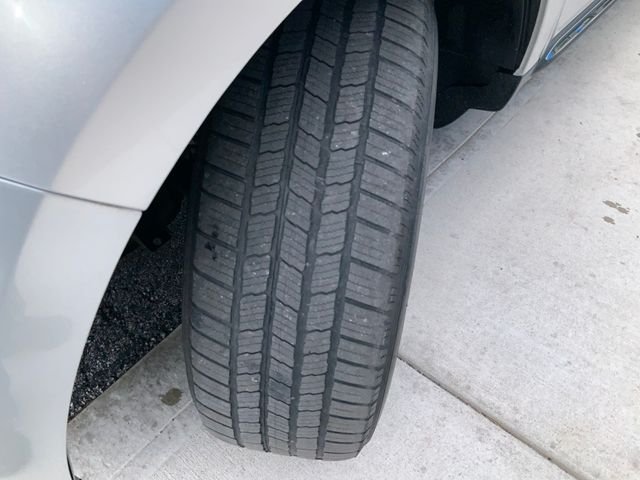 Used 2014 Silver Lincoln Base image 11