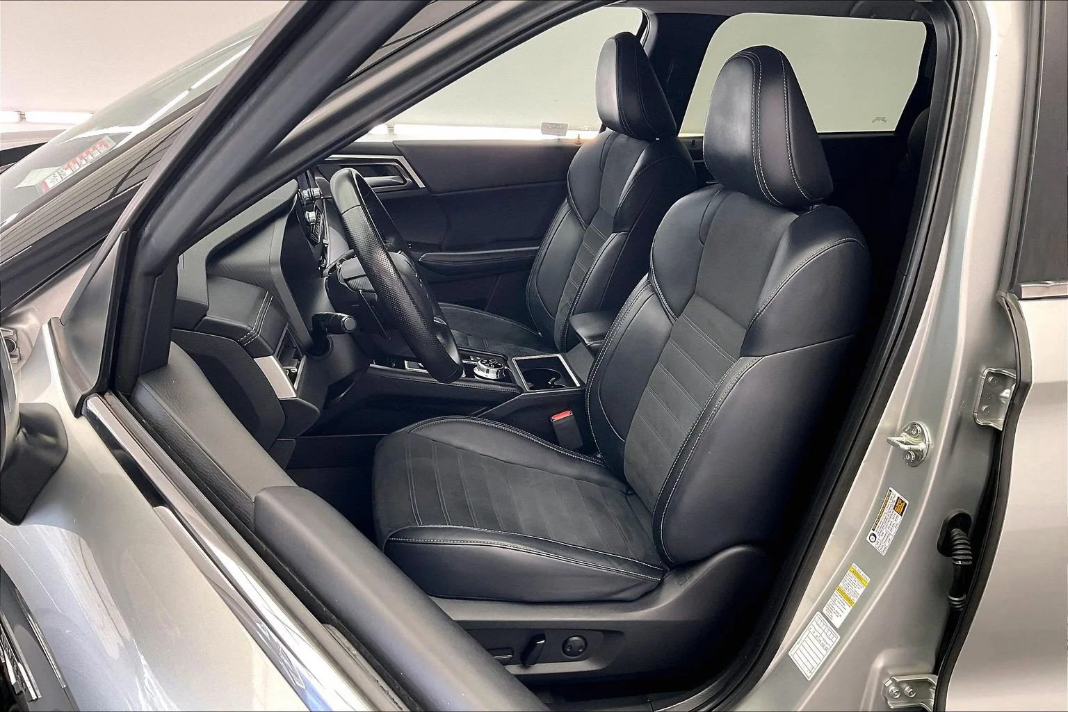 2023 Mitsubishi Outlander Plug-In Hybrid SE - Photo 17