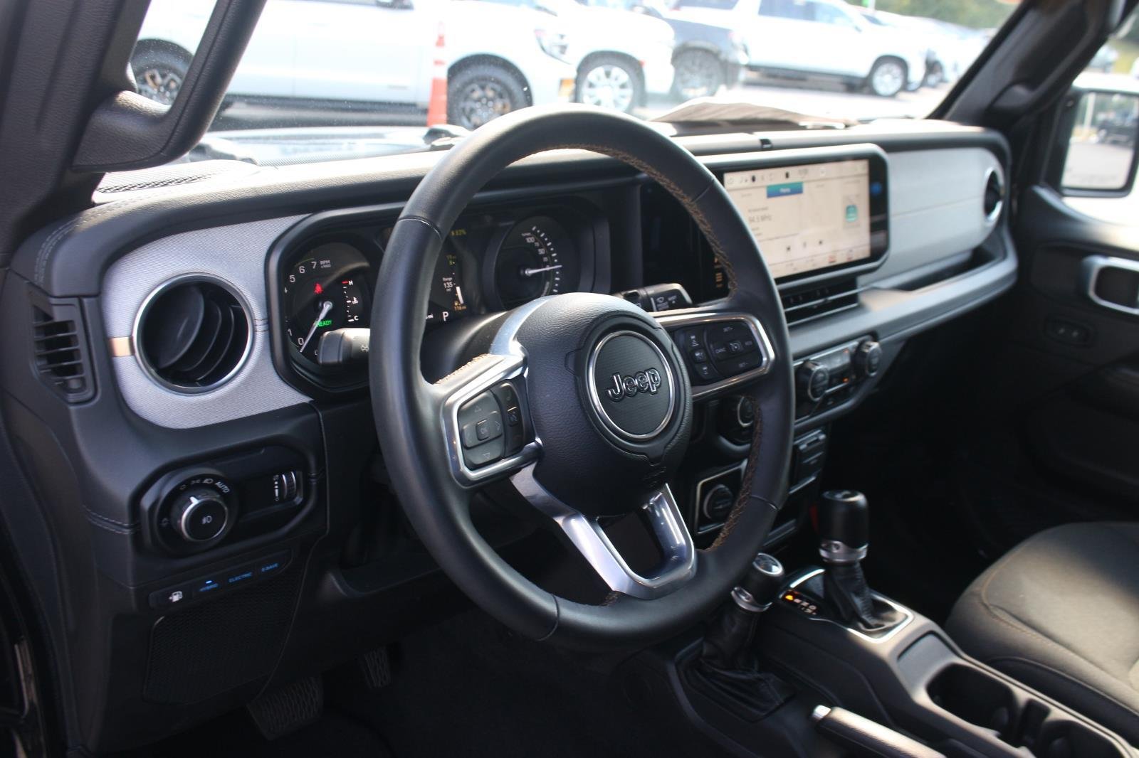 Used 2024  Jeep Sahara image 15