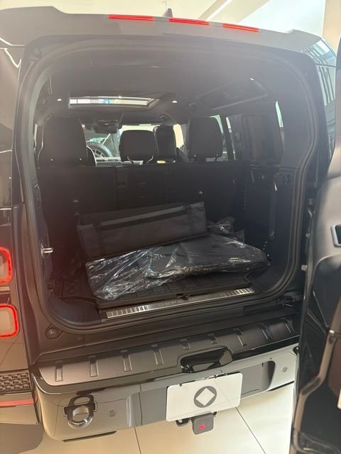 New 2026 Narvik Black Land Rover OCTA image 8