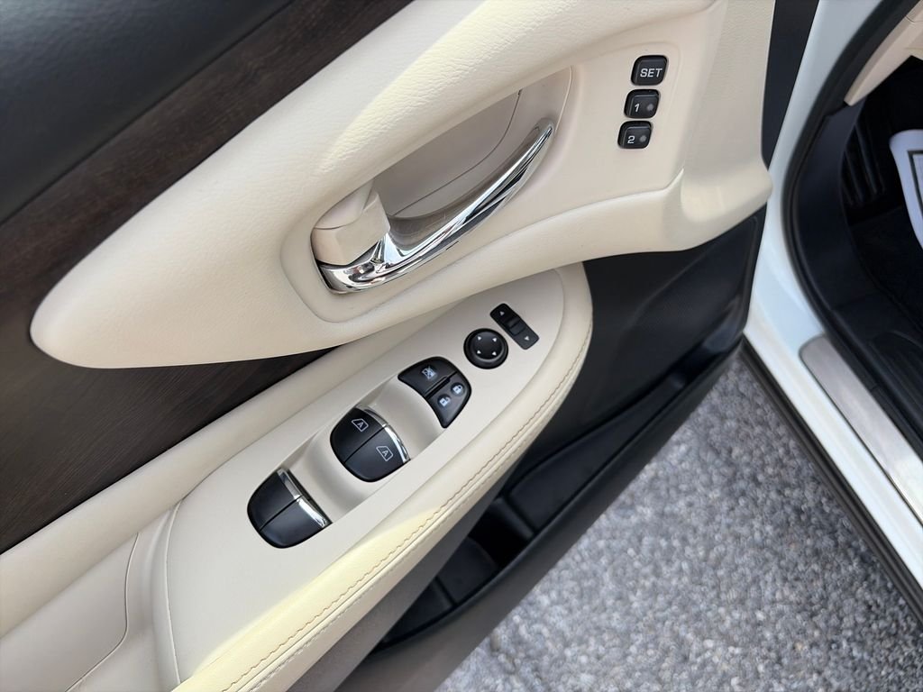 Used 2024 Pearl White Nissan Platinum image 12