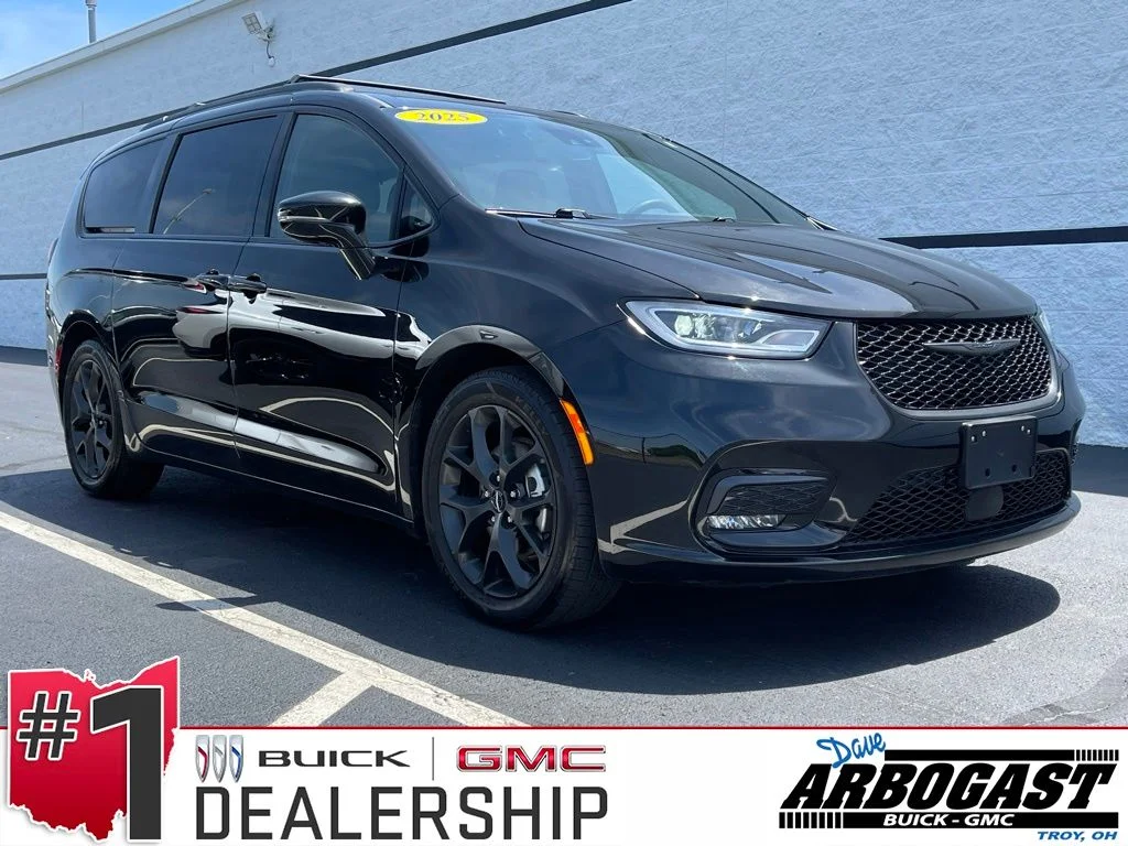 2025 Chrysler Pacifica Limited's photo