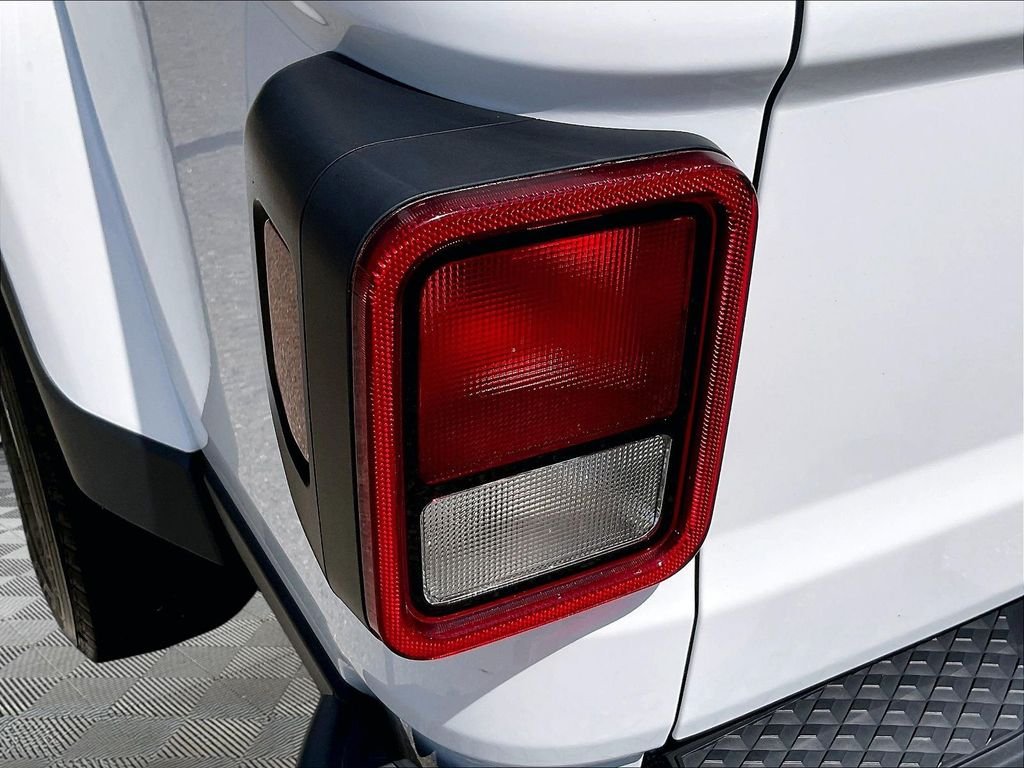 Used 2022 White Jeep Overland image 33
