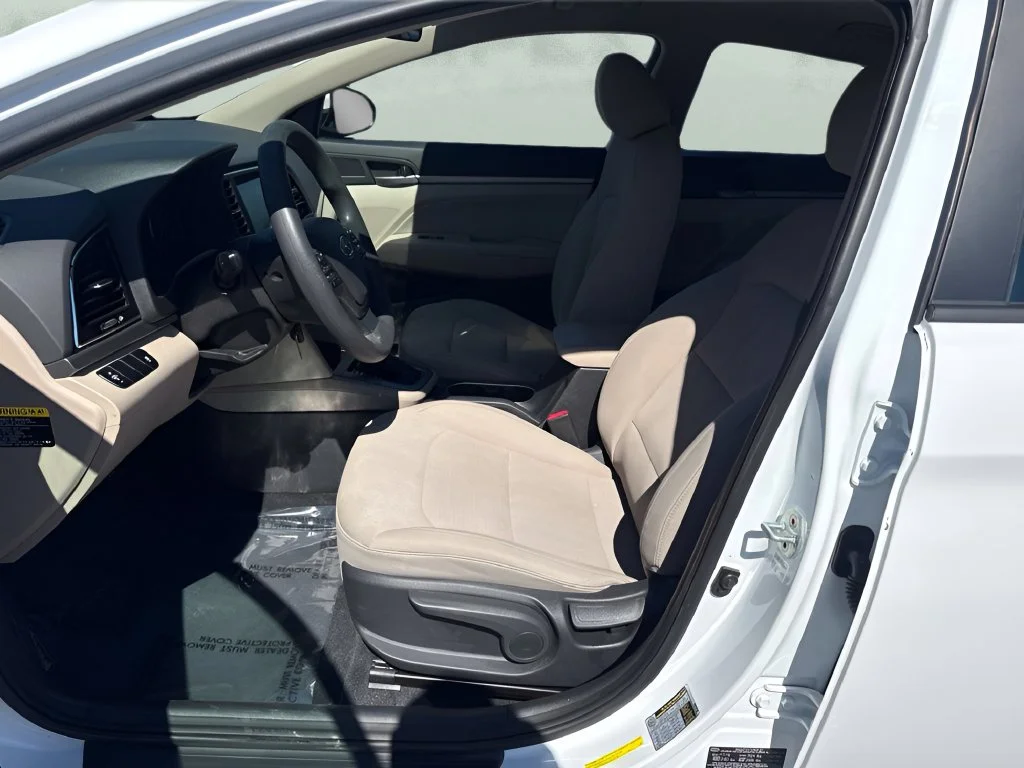 Used 2017 White Hyundai SE image 9