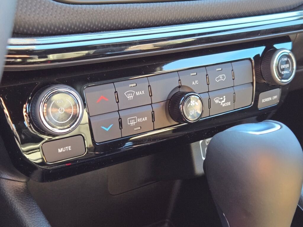 New 2026 Bright White Clearcoat Jeep Latitude image 26