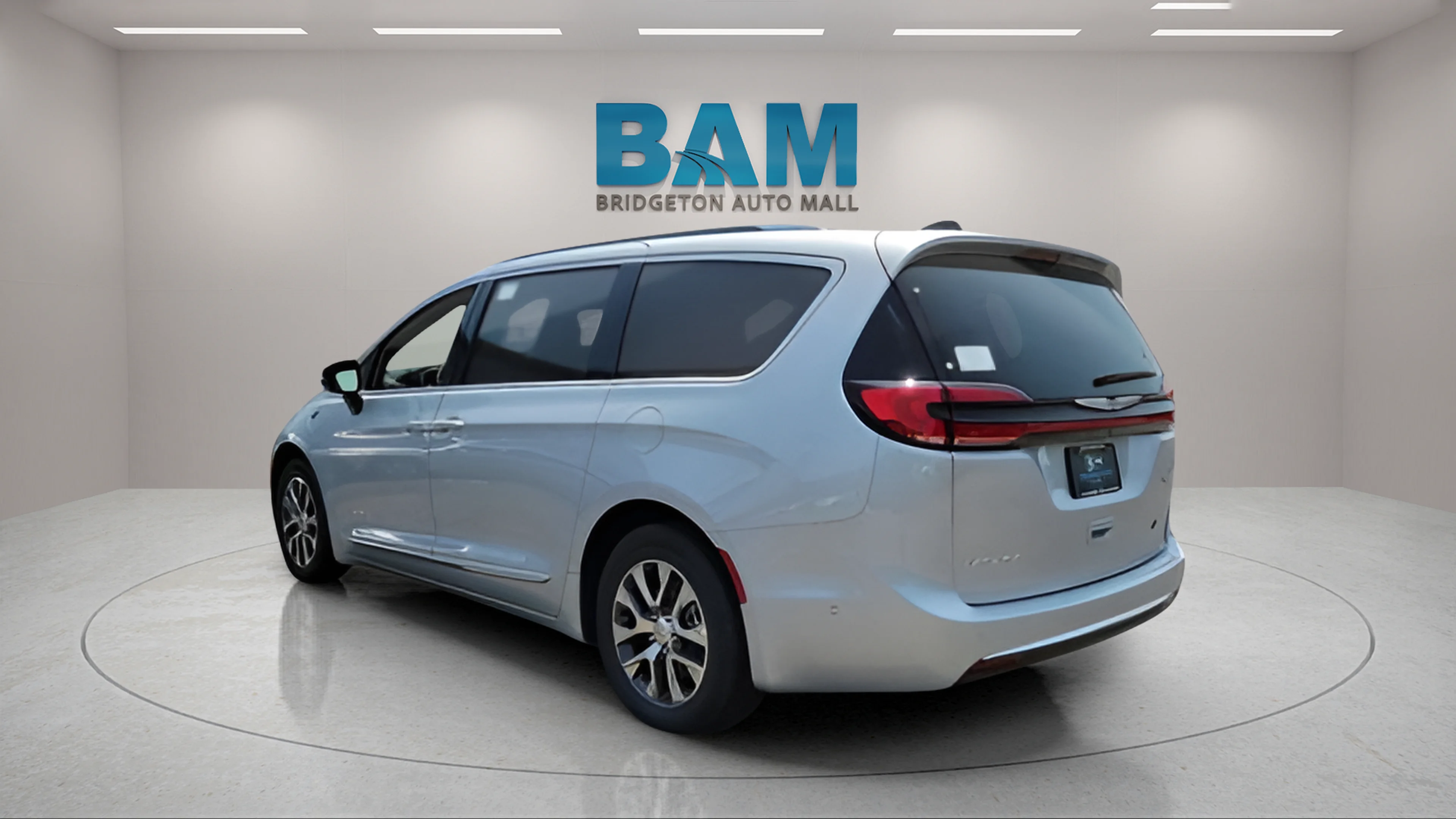 Used 2023 Silver Mist Clearcoat Chrysler Hybrid Pinnacle image 3