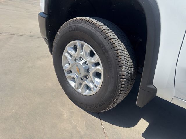 Used 2022 White Chevrolet  image 7