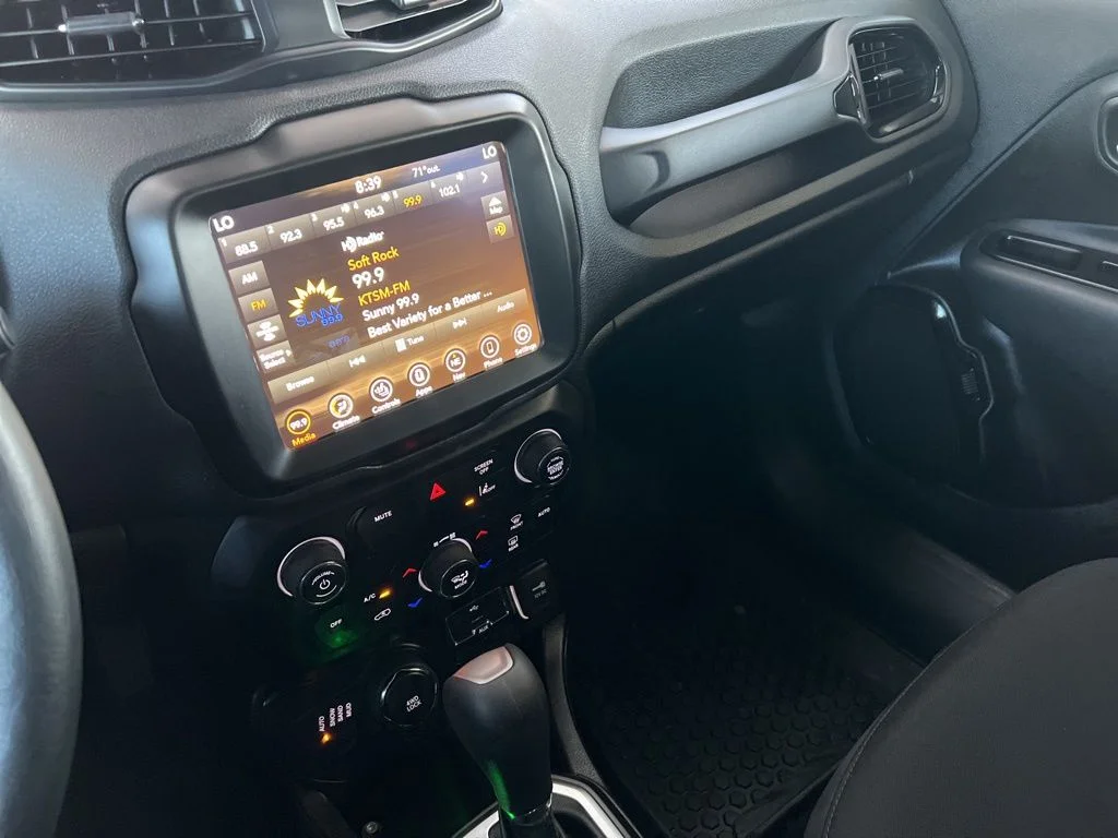 Used 2023 White Jeep Altitude image 25