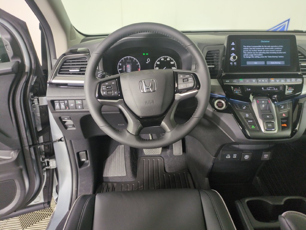 New 2027 Solar Silver Metallic Honda Touring image 15