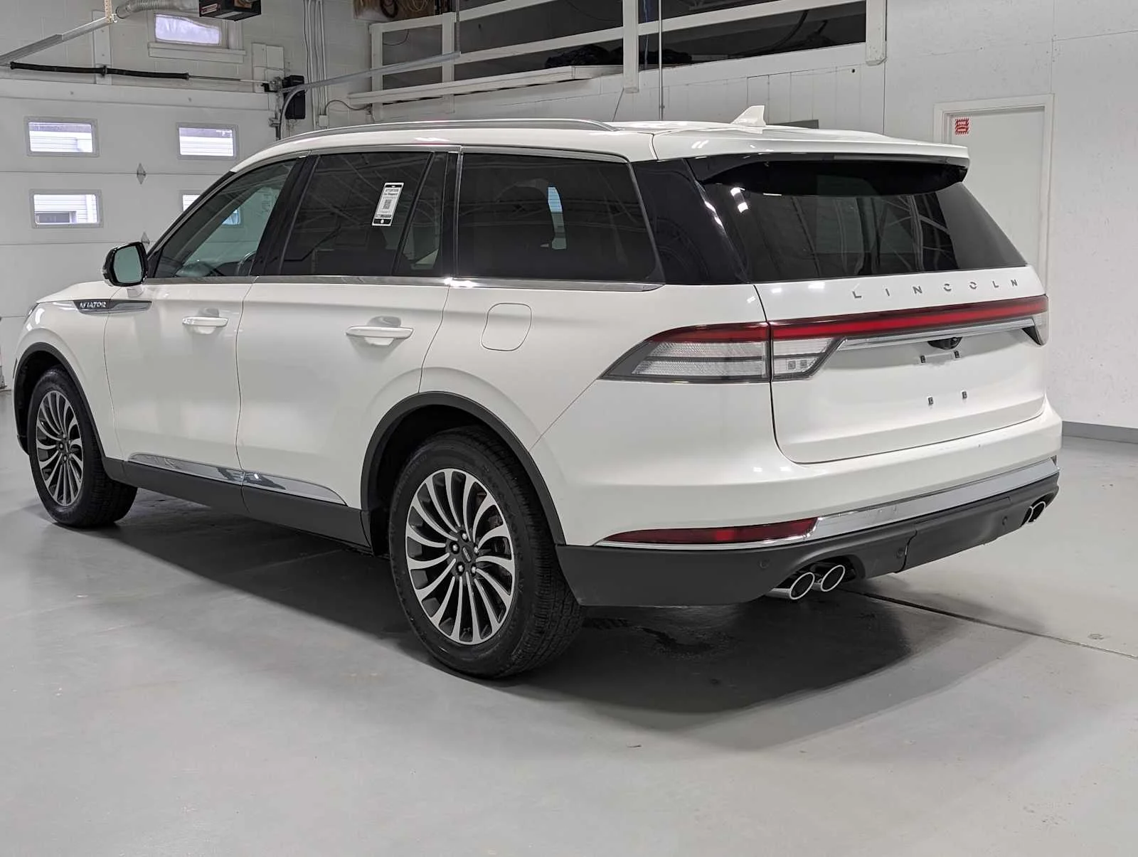 Used 2023 Pristine White Lincoln Reserve image 10