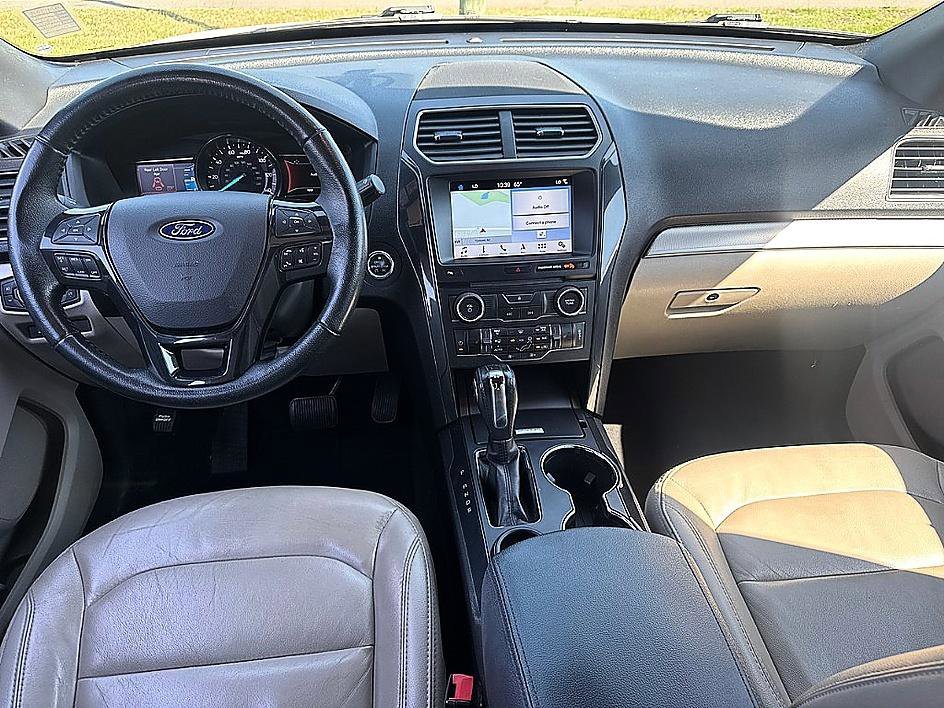 Used 2018 White Platinum Clearcoat Metallic Ford XLT image 9