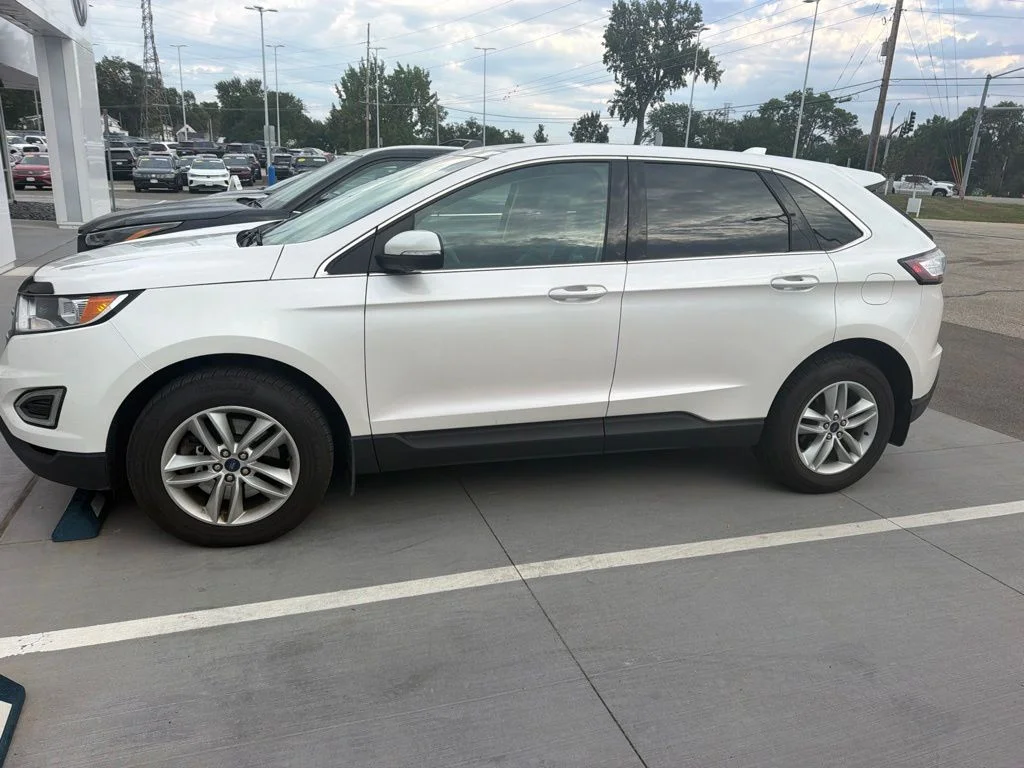 Used 2017  Ford SEL image 4