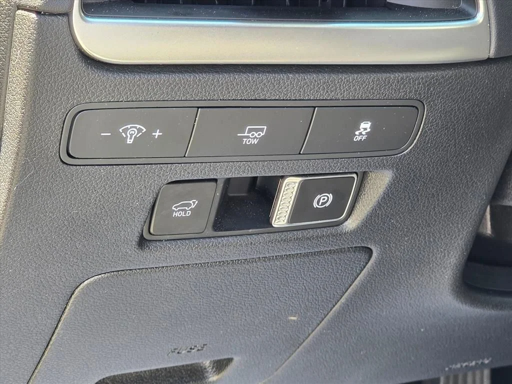 Used 2025 Silver Hyundai SEL image 8