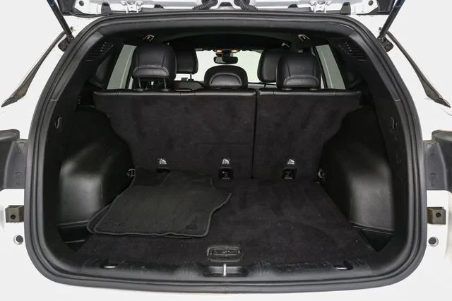 Used 2024 White Jeep Latitude image 11