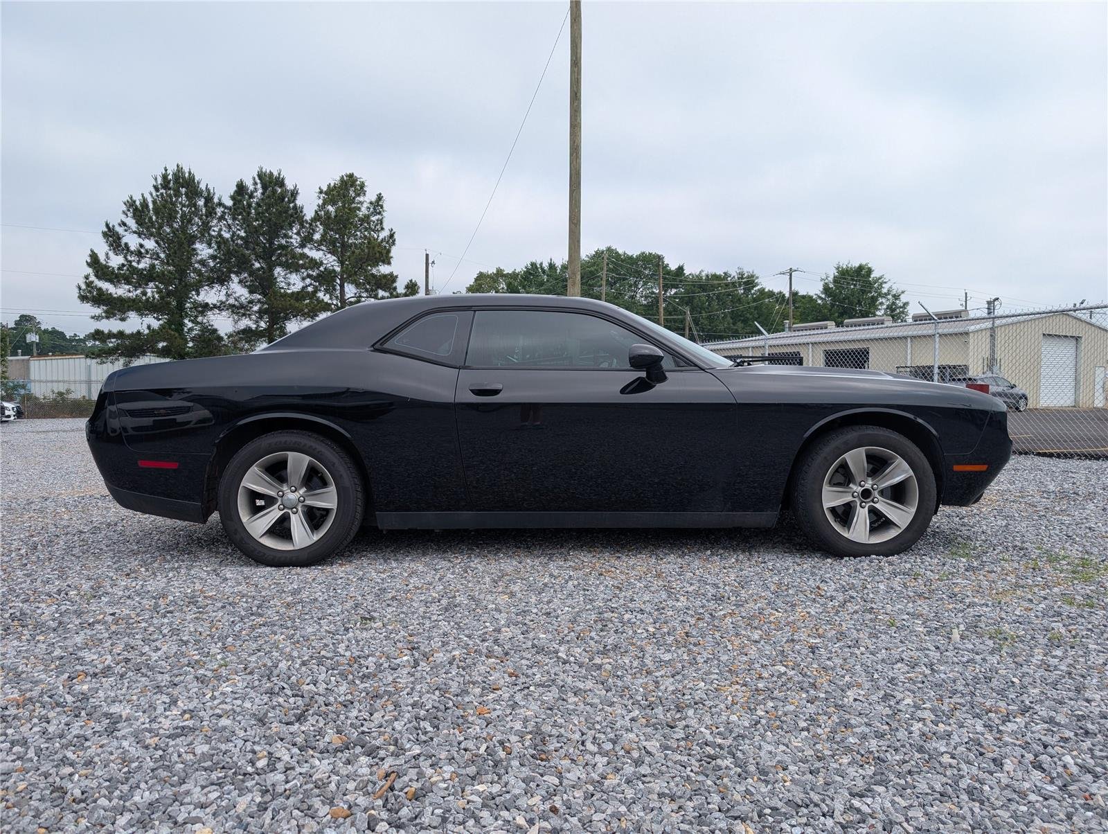 Used 2016 Pitch Black Clearcoat Dodge SXT image 3